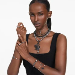 Swan Bangle, Swan, Black, Rose Gold-Tone Plated (Size M) 5678048 | Swarovski -SWAROVSKI shop 968256eb 90af 56fb aeaf 0955d08feadd 64357.1705274210